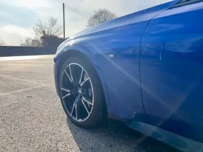 BMW M240i xDrive — vista posteriore