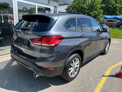 BMW X1 xDrive 20i – SUV compact polyvalent et fiable — rear view