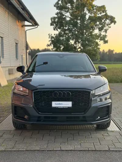 Audi Q2 1.4 TFSI Sport S-tronic — SUV urbain dynamique, entretien inclus — side view
