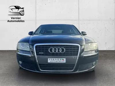 Audi A8 4.2 Quattro — Berline de prestige, 349 ch et transmission intégrale — Heckansicht