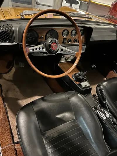 FIAT 124 Sport Coupé 1968 – Un classique italien restauré à la perfection — dashboard