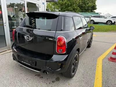 MINI Countryman Cooper S ALL4 - SUV compact sportif avec traction intégrale — rear view