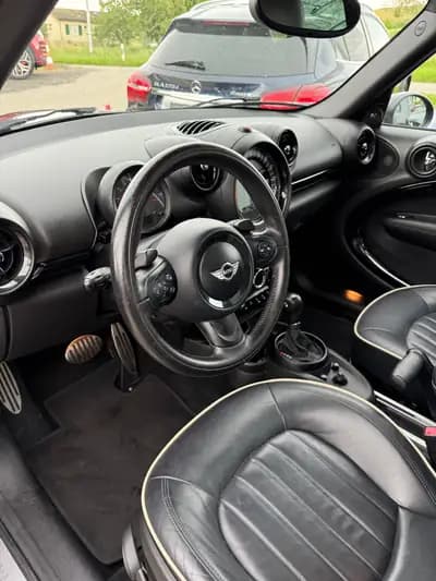 MINI Countryman Cooper S ALL4 - SUV compact sportif avec traction intégrale — dashboard