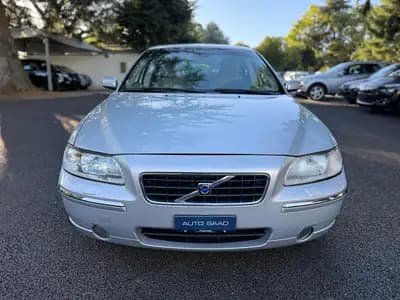 Volvo S60 2.5T AWD Kinetic — Berline premium suédoise, traction intégrale et 210 ch — exterior view
