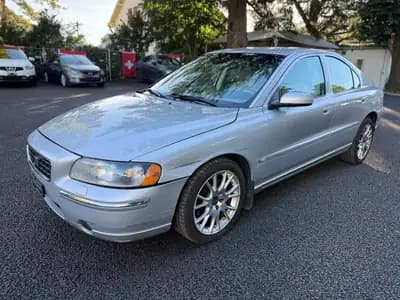 Volvo S60 2.5T AWD Kinetic — Berline premium suédoise, traction intégrale et 210 ch — side view