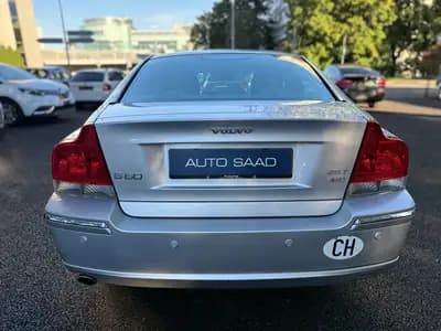 Volvo S60 2.5T AWD Kinetic — Berline premium suédoise, traction intégrale et 210 ch — interior