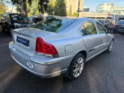Volvo S60 2.5T AWD Kinetic — Berline premium suédoise, traction intégrale et 210 ch — dashboard