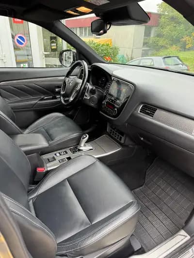 Mitsubishi Outlander PHEV 2018 – SUV hybride rechargeable 4WD à motorisation écologique — interni