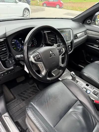 Mitsubishi Outlander PHEV 2018 – SUV hybride rechargeable 4WD à motorisation écologique — dettaglio