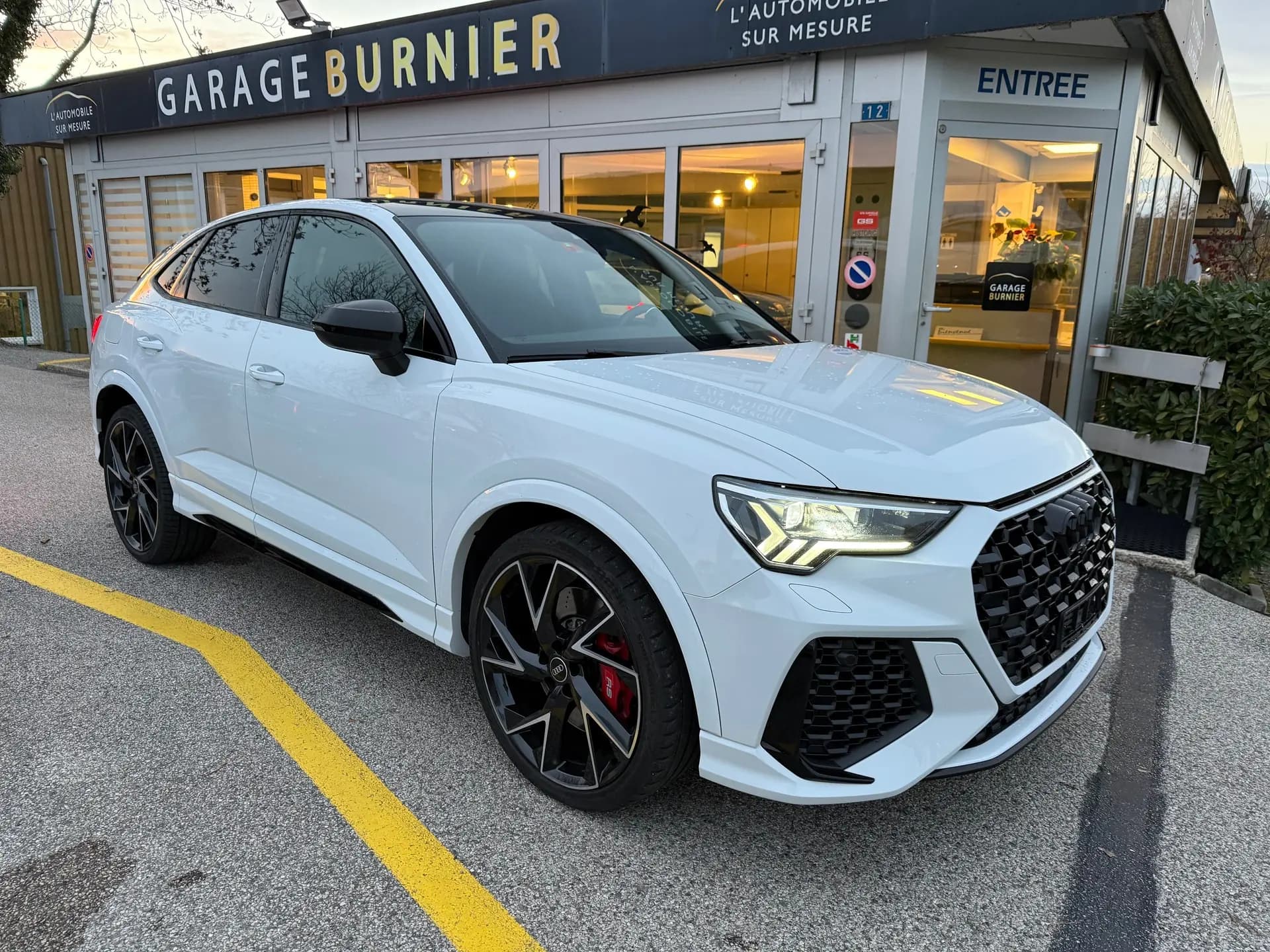 Audi RS Q3 Sportback - Performance sportive et élégance blanche — vista esterna