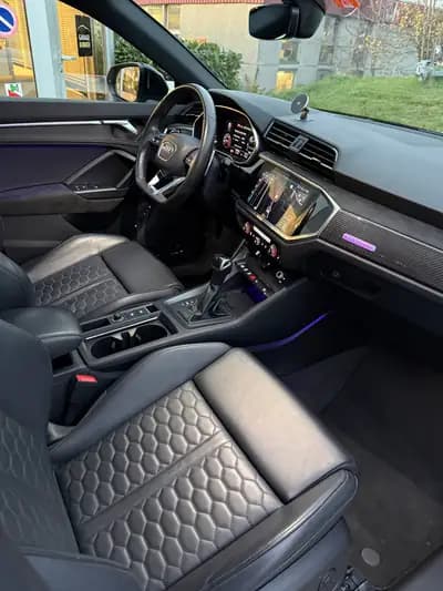 Audi RS Q3 Sportback - Performance sportive et élégance blanche — interni