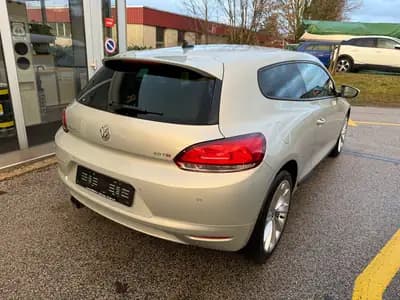 VW Scirocco 2.0 TSI – Le coupé sportif au tempérament affirmé — rear view