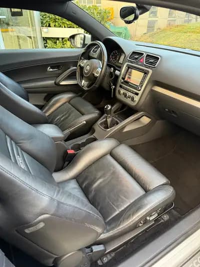 VW Scirocco 2.0 TSI – Le coupé sportif au tempérament affirmé — interior