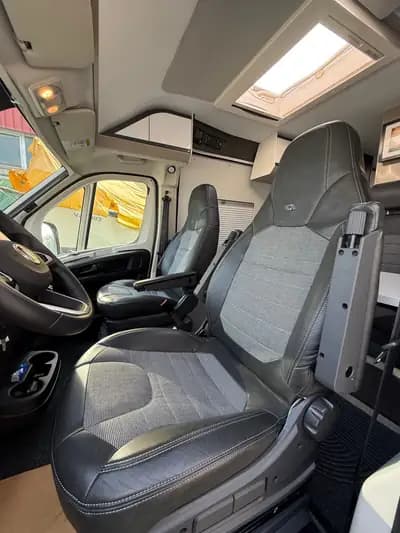 Fiat Adria Tein Plus 640 - Camping-car autonome avec panneaux solaires — dashboard