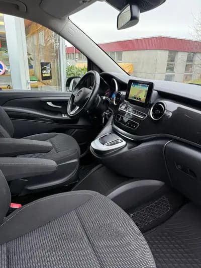 Mercedes-Benz V 250 d – Le monospace premium all-terrain — cruscotto