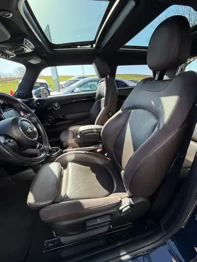 MINI Cooper JCW Steptronic – Sportive et Raffinée — interior