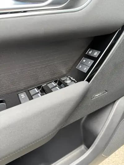 Range Rover Velar P400e – Hybride rechargeable haute performance avec 404 ch — Detail