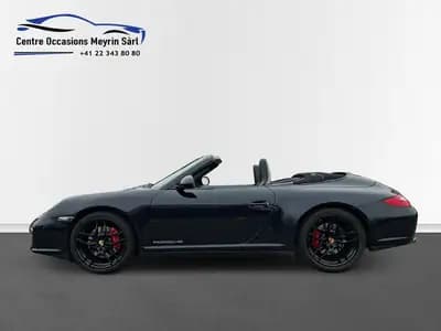 Porsche 911 Cabrio Carrera 4S PDK — Cabriolet légendaire, échappement sport et full équipé — side view