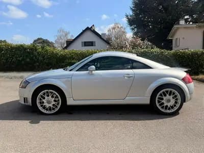 Audi TT Coupé 3.2 quattro — Sportive iconique, 250 ch et transmission automatique — interior