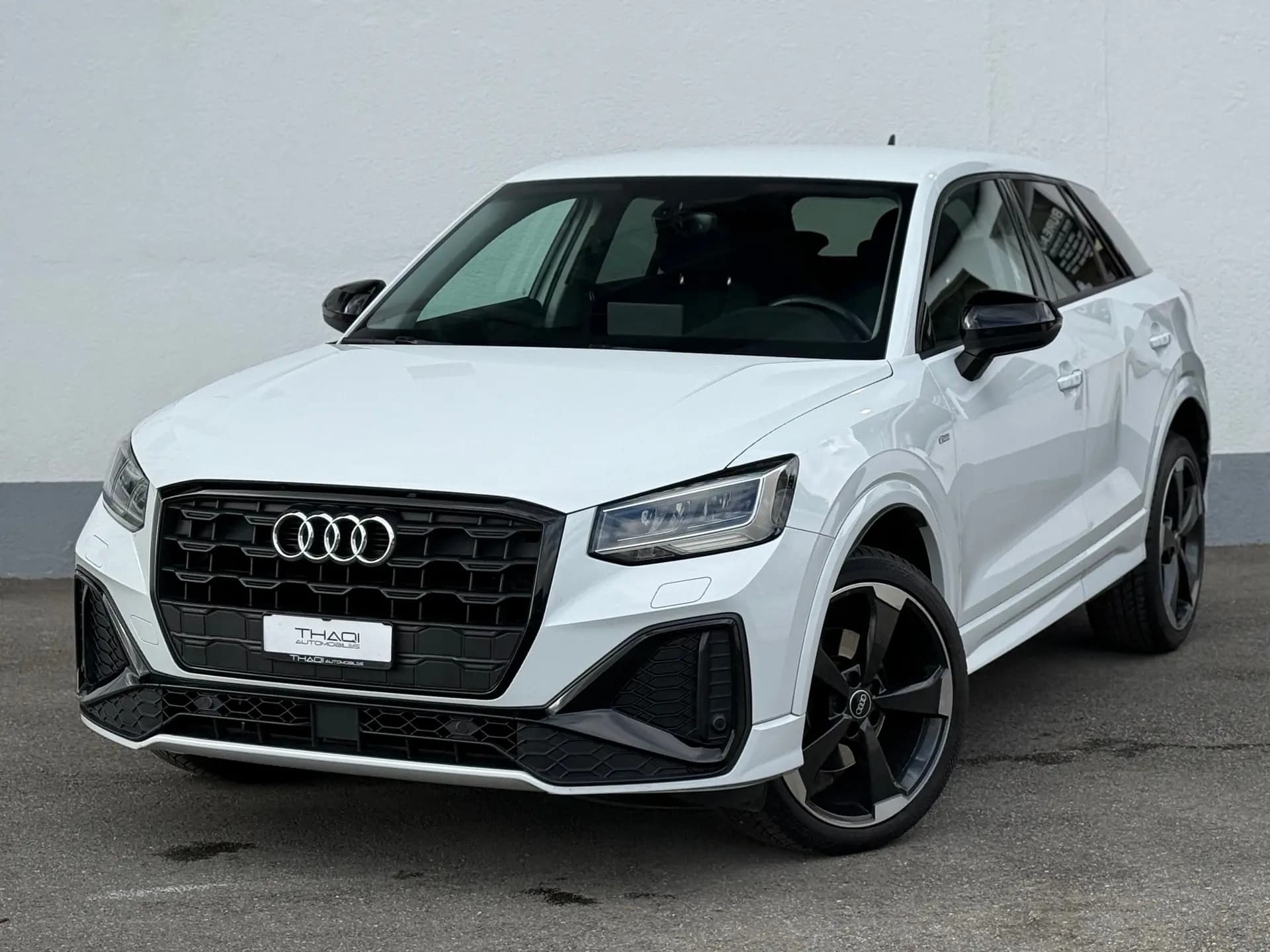 Audi Q2 35 TFSI S line — Compact SUV premium, 1er main, entretien Audi complet
