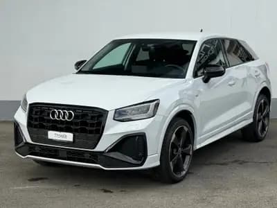 Audi Q2 35 TFSI S line — Compact SUV premium, 1er main, entretien Audi complet — rear view