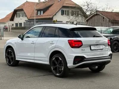 Audi Q2 35 TFSI S line — Compact SUV premium, 1er main, entretien Audi complet — detail