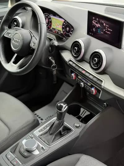 Audi Q2 35 TFSI S line — Compact SUV premium, 1er main, entretien Audi complet — Thumbnail 23
