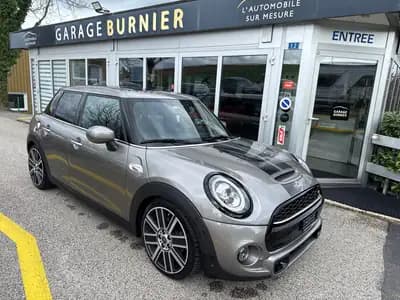 MINI Cooper S Steptronic – Sportivité et élégance urbaine garanties — exterior view