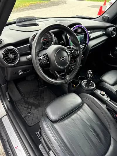 MINI Cooper S Steptronic – Sportivité et élégance urbaine garanties — dashboard
