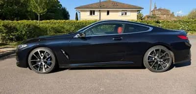 BMW M850i xDrive — Coupé sportif 530 ch, cuir rouge et technologie premium — arrière