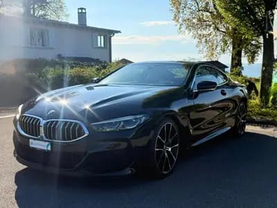 BMW M850i xDrive — Coupé sportif 530 ch, cuir rouge et technologie premium — côté