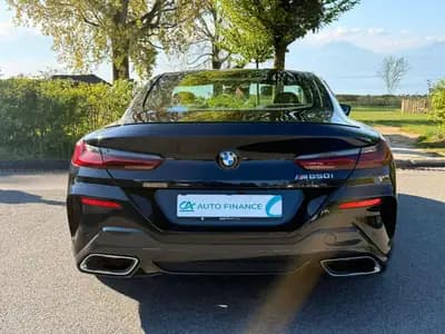 BMW M850i xDrive — Coupé sportif 530 ch, cuir rouge et technologie premium — détail