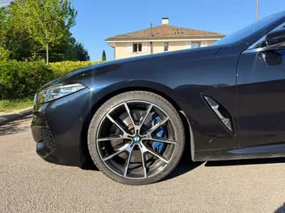 BMW M850i xDrive — Coupé sportif 530 ch, cuir rouge et technologie premium — intérieur
