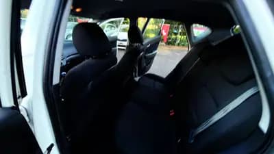Hyundai i30 1.6 Swiss Plus Edition — Berline fiable, faible kilométrage, entretien maîtrisé — Miniature 9