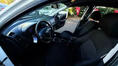 Hyundai i30 1.6 Swiss Plus Edition — Berline fiable, faible kilométrage, entretien maîtrisé — Miniature 11