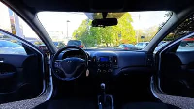Hyundai i30 1.6 Swiss Plus Edition — Berline fiable, faible kilométrage, entretien maîtrisé — Miniature 10