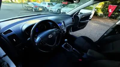 Hyundai i30 1.6 Swiss Plus Edition — Berline fiable, faible kilométrage, entretien maîtrisé — Miniature 12