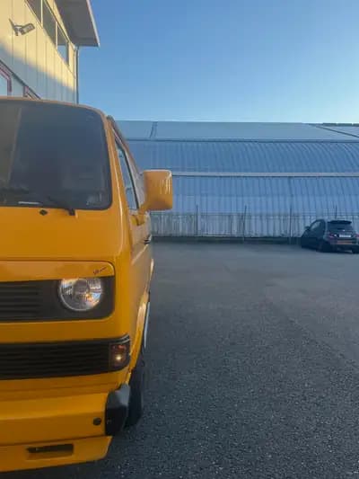 VW T3 Camper Yellow-Pearl — Classique culte des années 1980, diesel économique — rear view
