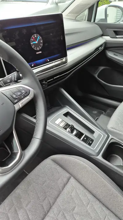 Volkswagen Golf eTSI — arrière