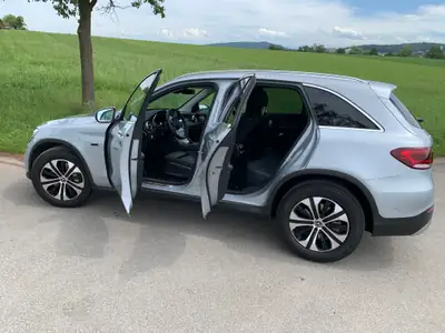 Mercedes-Benz GLC 300e 4-Matic Plug-in-Hybrid — exterior view