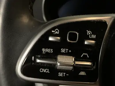 Mercedes-Benz GLC 300e 4-Matic Plug-in-Hybrid — Thumbnail 7