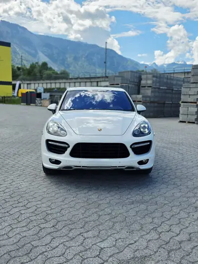 Porsche Cayenne GTS — side view