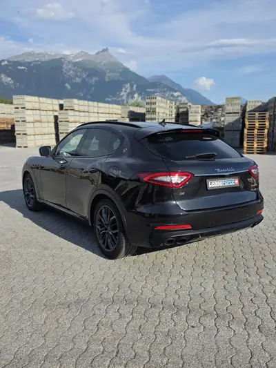 Maserati Levante GranSport — Miniature 9