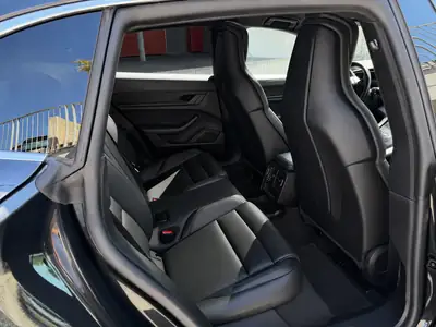 Porsche Taycan 4S Cross Turismo — Miniatura 17