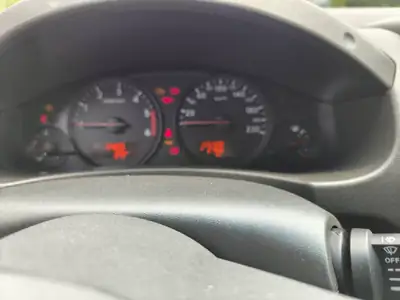 Nissan pik navara 2.5 diesel — interior