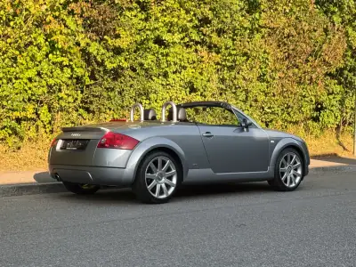Audi TT 1.8T Roadster — interior