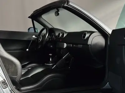 Audi TT 1.8T Roadster — dashboard