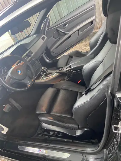 BMW 335i Cabriolet — Élégance sportive et sensations décapotables — intérieur