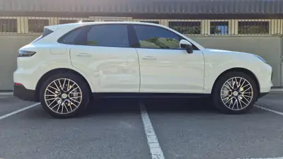 Porsche Cayenne S — SUV haute performance, 440 ch et technologie 360° — fianco