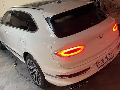 Bentley Bentayga V8 — SUV de luxe britannique, 549 ch et seulement 26 500 km — Außenansicht